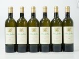 six bouteilles de vin sont alignées sur une table