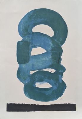 une photo d'un tableau bleu et noir accroché à un mur blanc