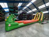 un toboggan aquatique gonflable orné d'un dragon