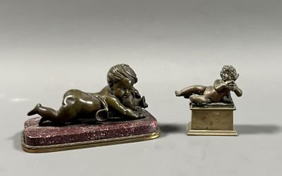paire de figurines en bronze représentant un garçon et une fille allongés sur une boîte