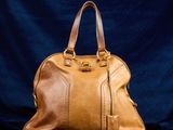 un sac à main en cuir marron sur fond bleu