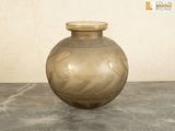 un vase en or posé sur une table en marbre