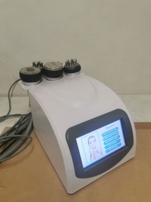 une photo d'un dispositif médical posé sur une table