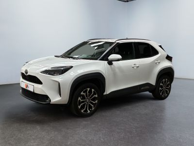 un SUV Toyota C-HR blanc garé dans un garage