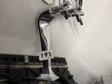 un robinet à bière posé sur une cuisinière à gaz dans une cuisine