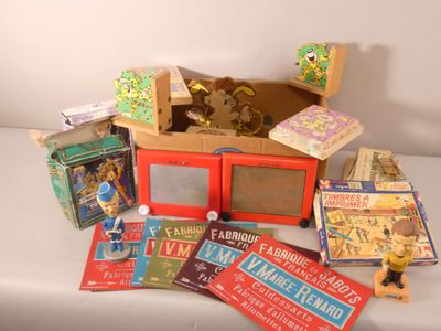une table sur laquelle sont posés tout un tas de livres et de jouets