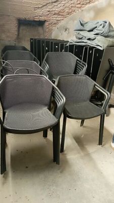 SUR DESIGNATION : Un ensemble de mobilier de terrasse compre…