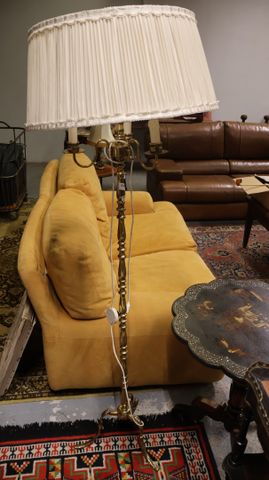 Lampadaire en laiton à trois bras de lumière