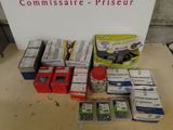 de nombreux appareils électroniques de toutes sortes posés sur une table