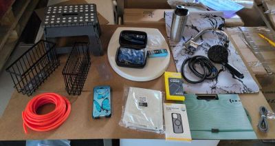 une table sur laquelle sont posés de nombreux appareils électroniques