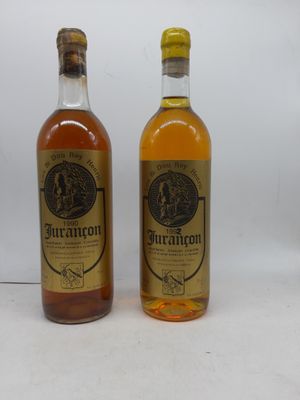 deux bouteilles d'alcool posées l'une à côté de l'autre sur une surface blanche