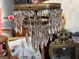 un lustre en verre suspendu au plafond