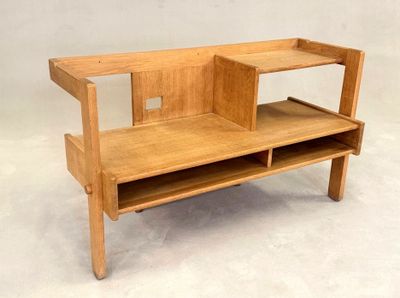 un banc en bois surmonté de deux étagères