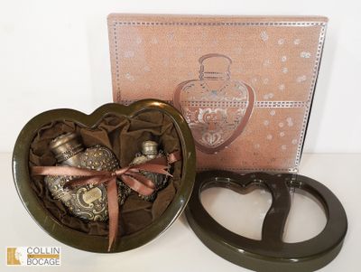 une boîte en forme de cœur contenant des chocolats