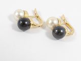 une paire de boucles d'oreilles en perles noires et blanches et en or