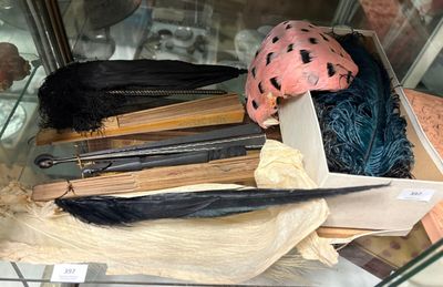 une vitrine contenant de nombreux objets variés