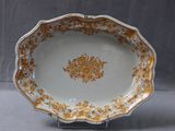 une image d'une assiette ornée d'un motif doré et blanc