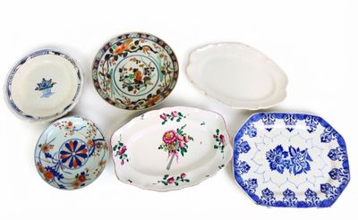 de nombreux types d'assiettes et de bols différents sur la table