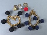 deux paires de boucles d'oreilles ornées de perles et de breloques posées sur une table