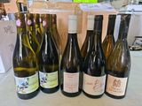plusieurs bouteilles de vin sont alignées sur une table
