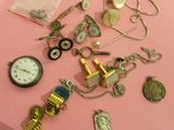 une assiette rose sur laquelle sont disposés plusieurs bijoux