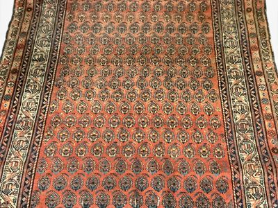 Tapis Persan en laine et soie et point noué à décor cachemir…