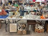 une table avec beaucoup d'objets dans une pièce