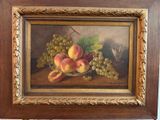une peinture à l'huile représentant une corbeille de fruits posée sur une table, avec des raisins et des pêches