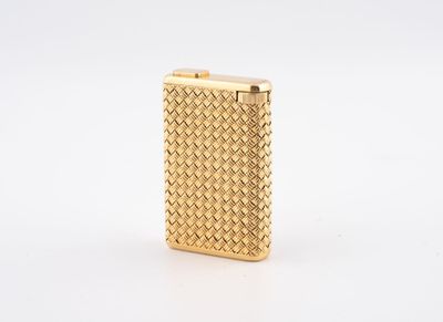 un étui à cigarettes doré orné d'un motif tressé sur le devant