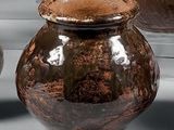 trois vases posés sur une table
