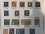 une image d'une collection de timbres sur une table