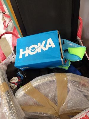 une boîte bleue portant le logo Nokia, placée à l'intérieur d'une valise