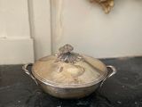 une casserole en argent posée sur un plan de travail en marbre