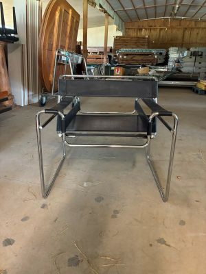une chaise qui se trouve dans une pièce où il y a beaucoup de meubles