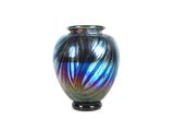 un vase en verre orné d'un motif tourbillonnant bleu et violet