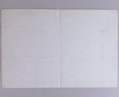 un livre ouvert, sur lequel figure un dessin, posé sur une table