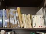 plusieurs livres sur une étagère dans une boîte à livres