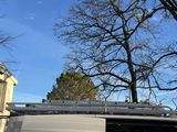 une camionnette blanche garée devant une maison