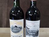 deux bouteilles de vin posées l'une à côté de l'autre sur une table en bois