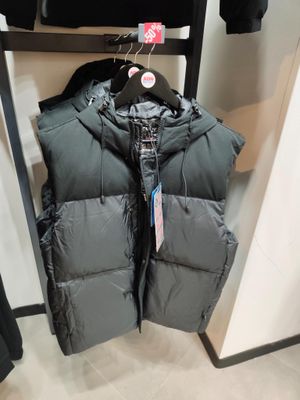 un manteau suspendu à un portant dans un placard