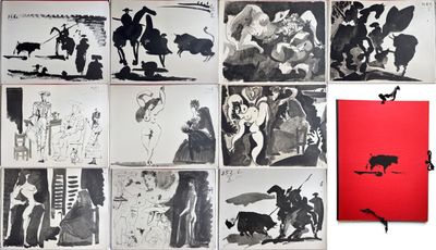 plusieurs photos en noir et blanc représentant des personnes et des animaux accrochées au mur