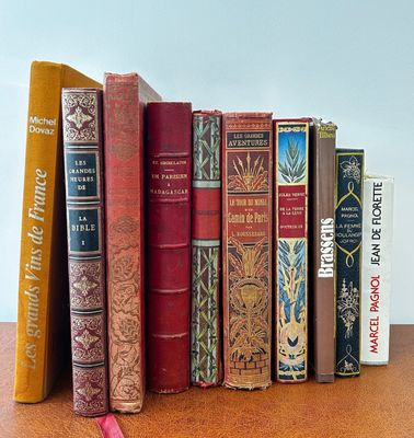 ensemble de livres comprenant : - Jules Verne, De la Terre à…