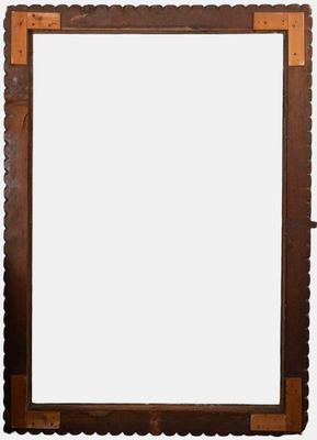 un vieux cadre en bois aux bords festonnés, sur fond blanc