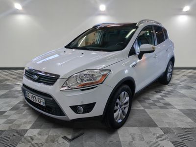 le ford kuga blanc est garé sur un sol en damier