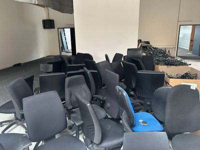 plusieurs chaises dans une pièce équipée d'une télévision et d'une table