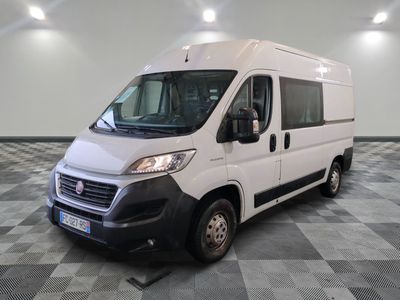 la photo d'une camionnette blanche garée dans une pièce