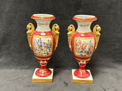 une paire de vases rouges et dorés ornés d'une peinture