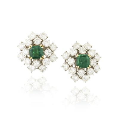 une paire de boucles d'oreilles en émeraude et diamant