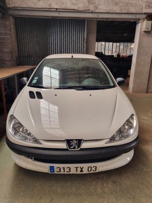 une voiture blanche garée dans un garage