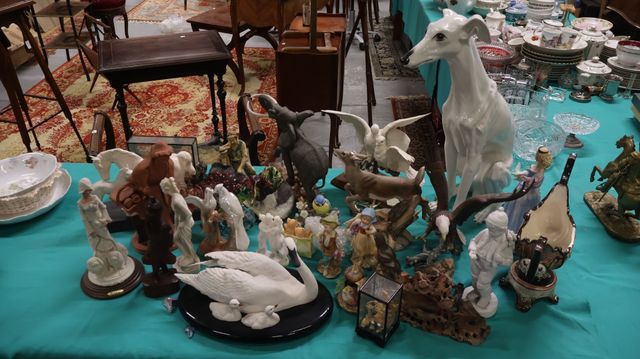 Important lot d’objets décoratifs en biscuit moderne, faïence, po...